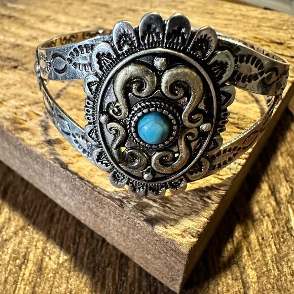 Vintage Southwestern Turquoise Cuff Bracelet for Boho Chic Cowgirls, Gift-Ready - Picture 1 of 9